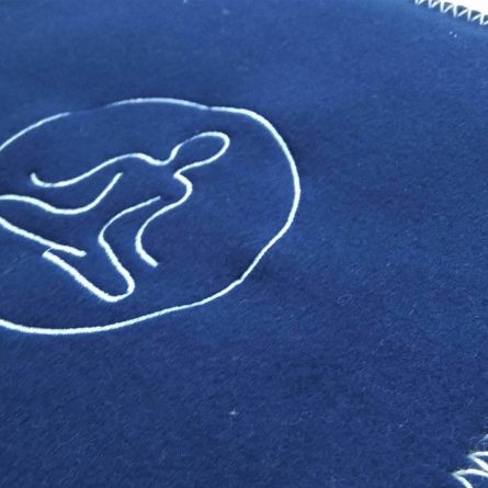Manta de yoga POLAR CON BORDADO de Sanz Marti