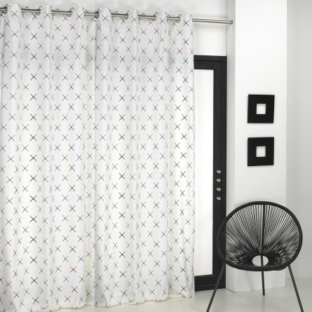 Cortina confeccionada con ollaos BRUNA de Camatex