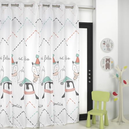 Cortina confeccionada con ollaos PINGUINO de Camatex